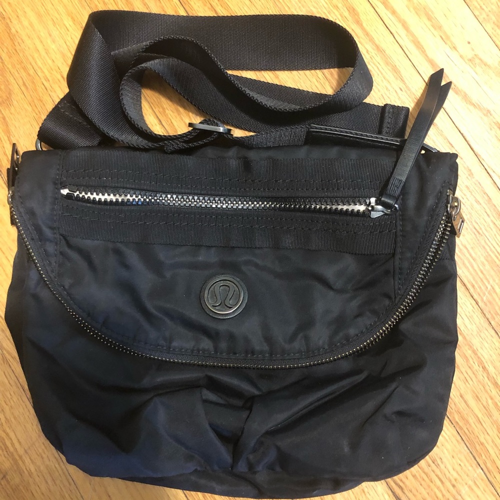 Lululemon black festival bag